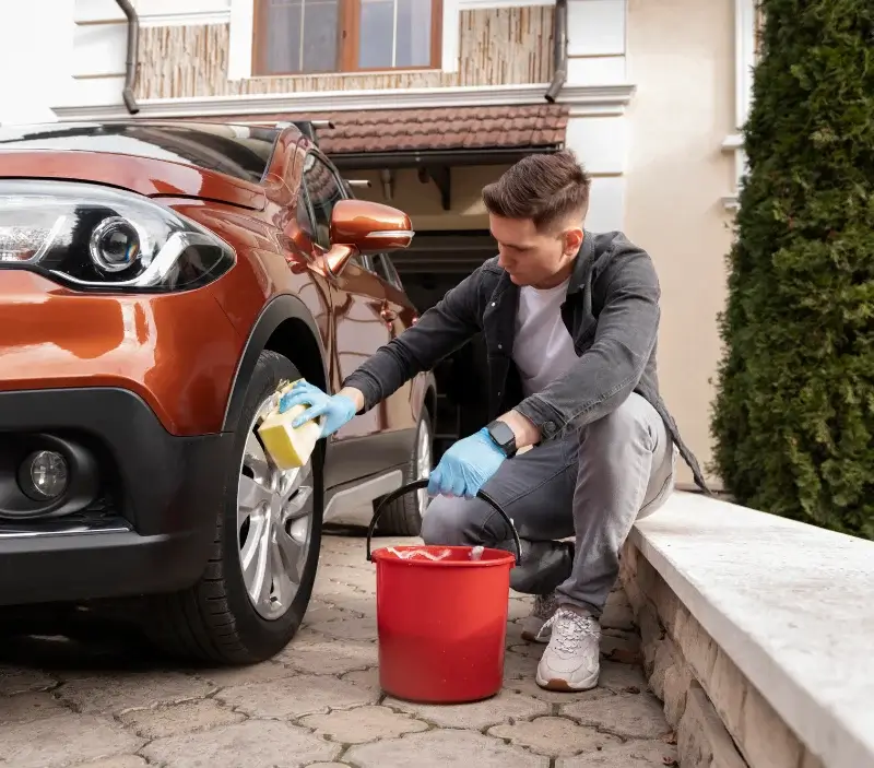 Lavage auto à domicile Saint-Dolay : professionnel intervenant sur un véhicule